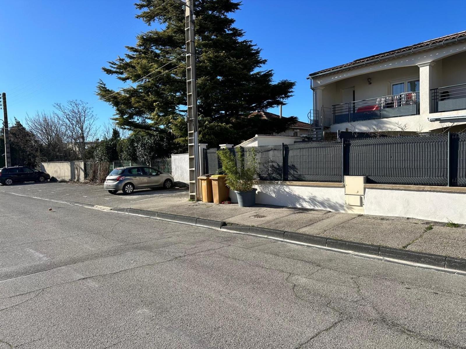 Appartement T2 Avec Terrasse Et Cour Cavaillon Eksteriør billede