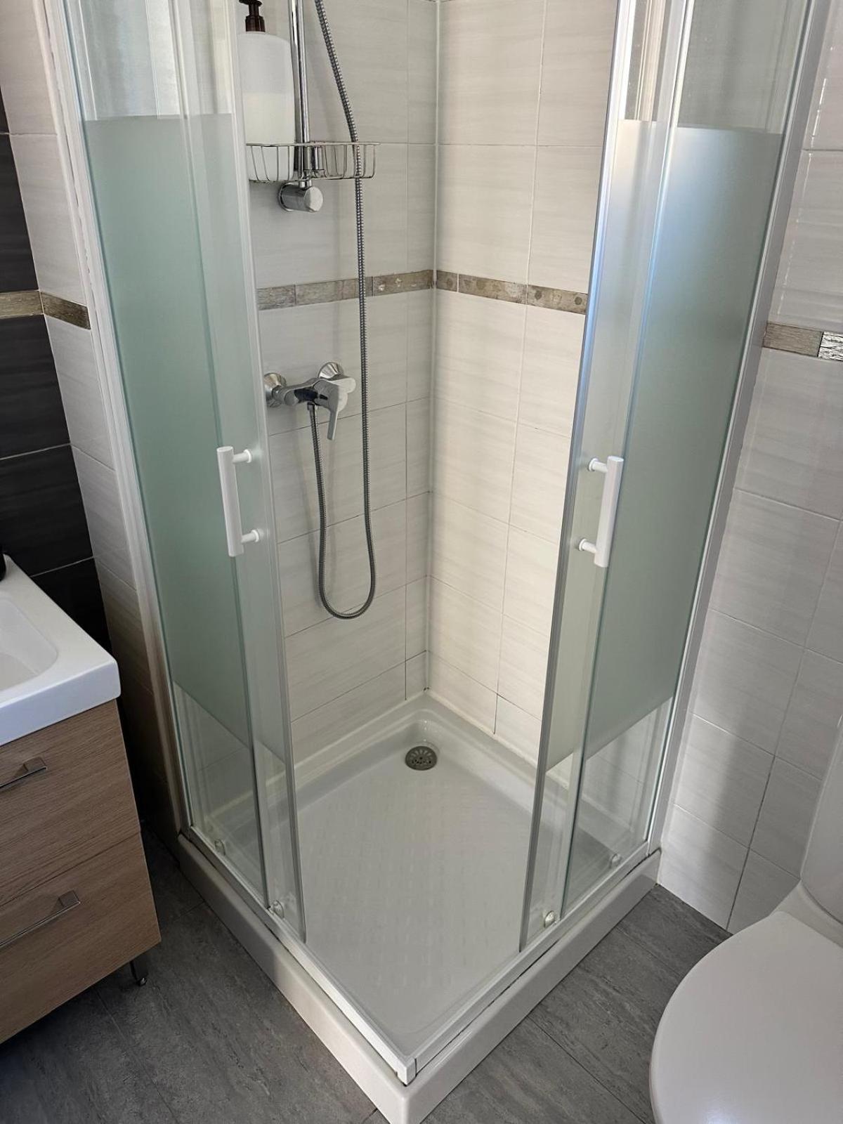 Appartement T2 Avec Terrasse Et Cour Cavaillon Eksteriør billede