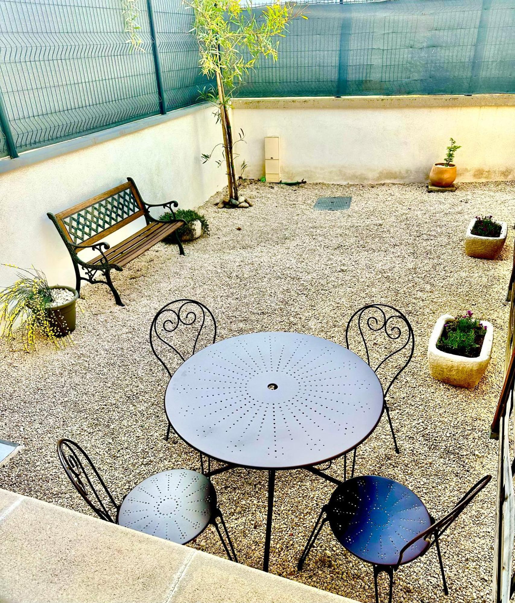 Appartement T2 Avec Terrasse Et Cour Cavaillon Eksteriør billede